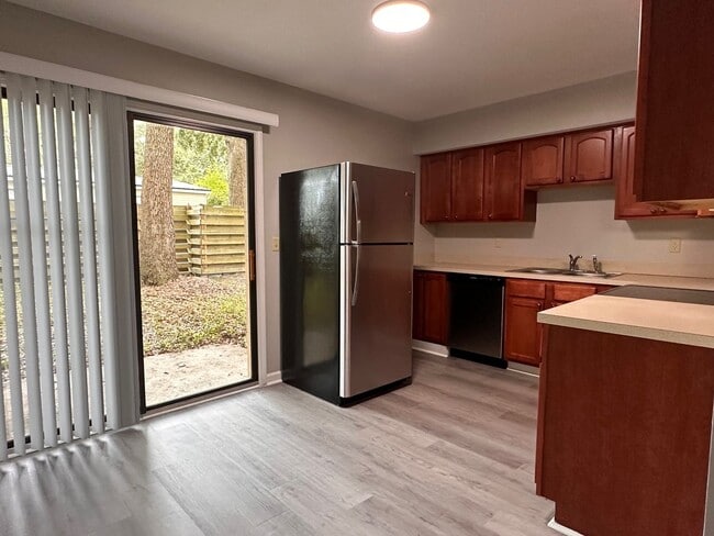 Building Photo - Island Townhouse-Close to Shopping and Beach!
