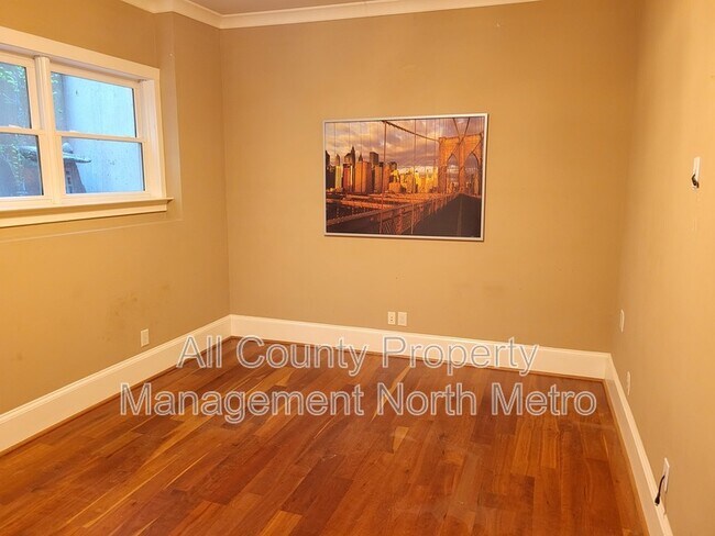 Foto del edificio - 395 Laurent St NW