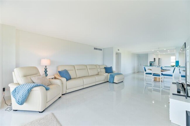 Foto del edificio - 1021 Hillsboro Mile