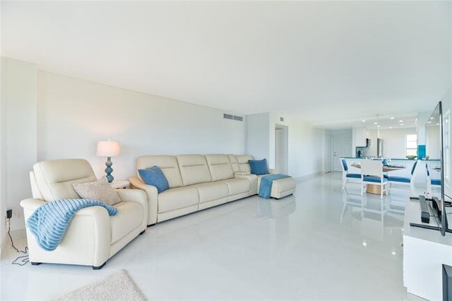 Building Photo - 1021 Hillsboro Mile