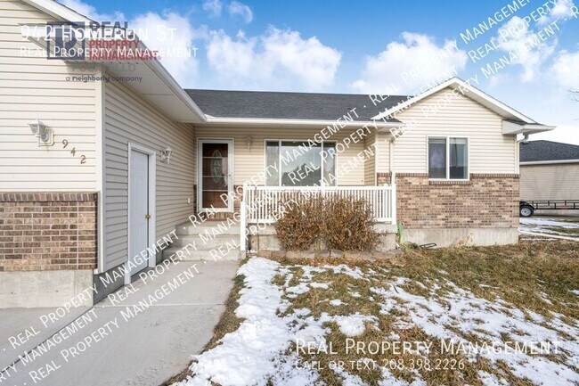 Building Photo - Beautiful 5 Bedroom 3 Bathroom Home -2 car...