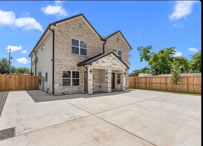 Building Photo - 102 Schade Ln