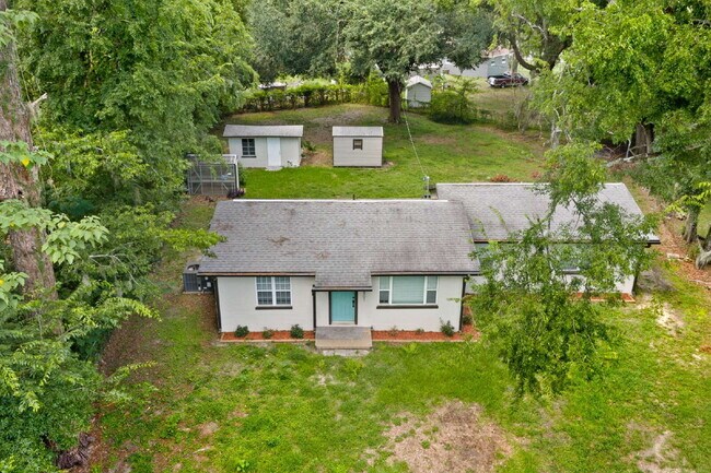 Foto del edificio - 3BR Home on Oversized Lot with Shed & Greenhouse