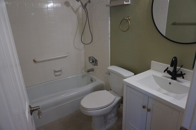 Building Photo - 2 Bedroom, 2 Bathroom Condo