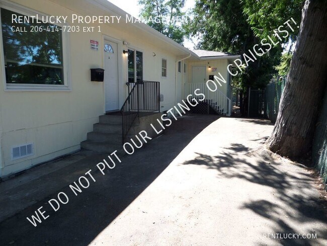 Building Photo - REMODELED & Super-Cute 2-Bedroom unit with...