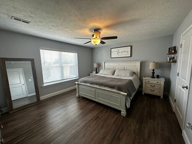 Foto del edificio - 2024 Mountain Ash Ln