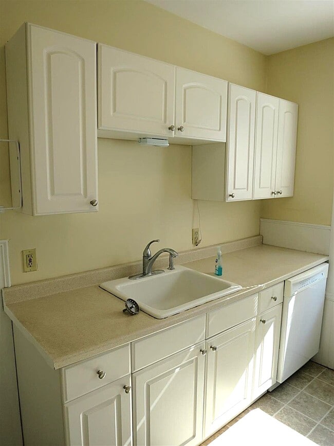 Building Photo - 36 Standish St