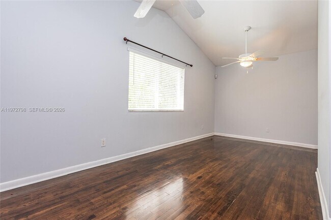 Foto del edificio - 330 NE 86th St