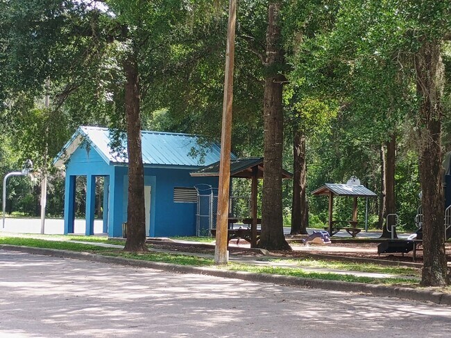 Foto del edificio - 4 bedroom 2 bathroom House- fenced in yard