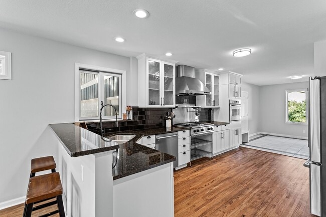 Building Photo - GORGEOUS Executive Home For Rent!