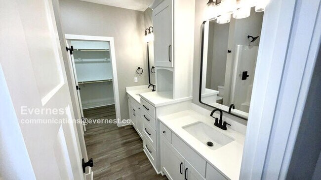 Building Photo - Charming 3-Bedroom Home with Modern Comfor...