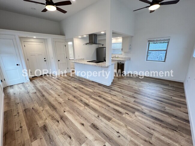 Foto del edificio - AVAILABLE SEPTEMBER - Downtown SLO Studio with Rooftop Deck