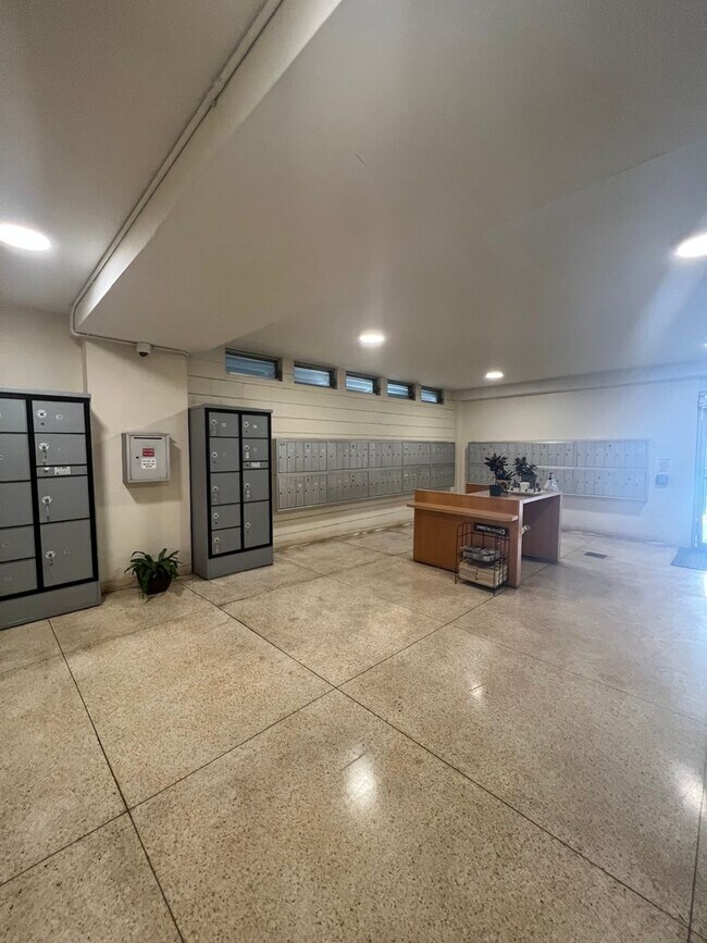 Foto del edificio - 1 bedroom, 1 bath, 1 covered parking!
