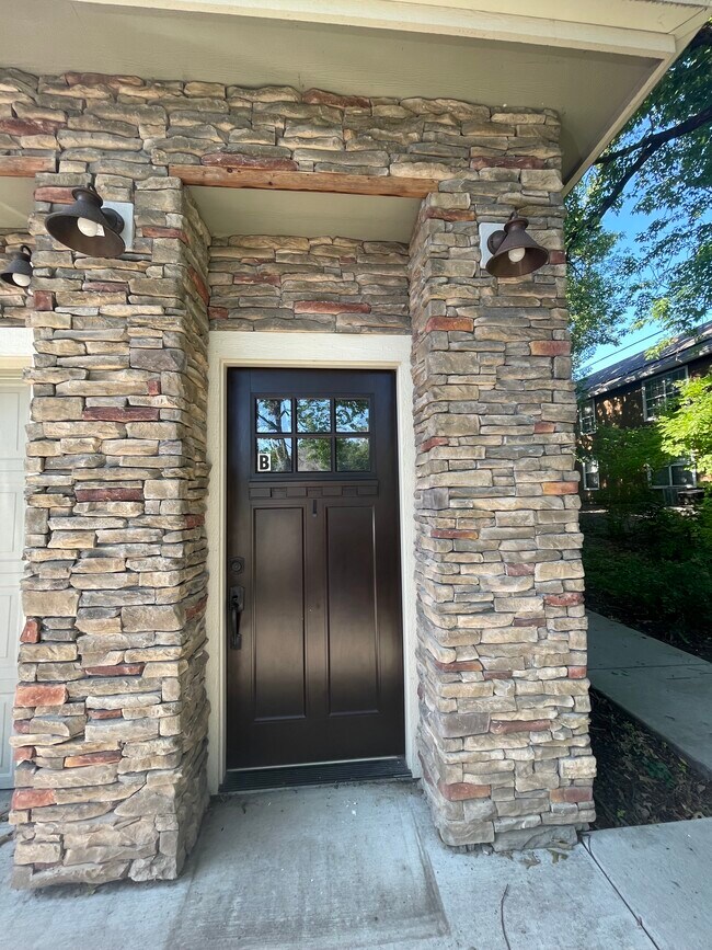 Building Photo - 1609 W 4th St