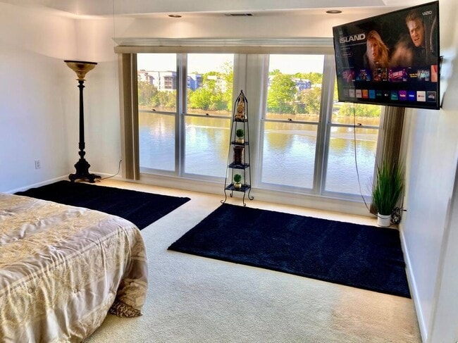 Foto del edificio - 1343 Waters Edge Dr