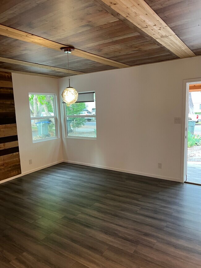 Building Photo - 261 N Oak Ave