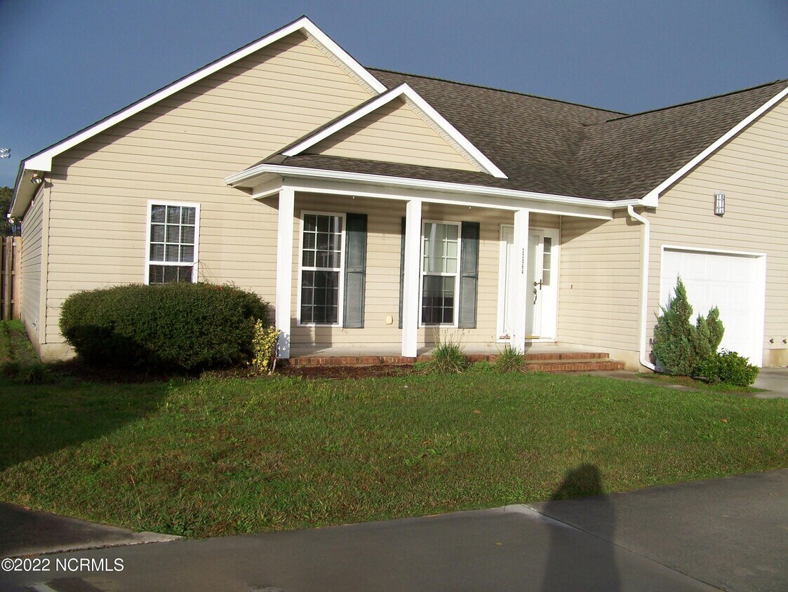 2206 Mayberry Loop Rd, Morehead City, NC 28557 Townhome Rentals in