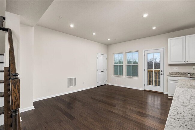 Building Photo - END UNIT EXTRA LARGE TOWNHOME FOR LEASE