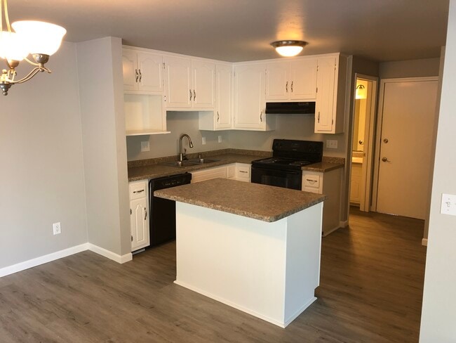 Kitchen - 1143 Lacount Rd