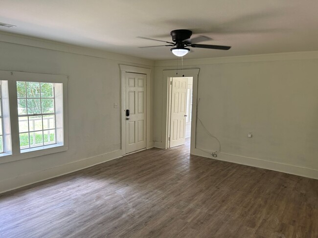 Building Photo - Enchanting Duplex Abode in Newnan, GA: Dis...