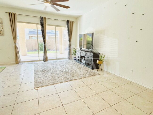 Building Photo - 273 E Lantana Dr