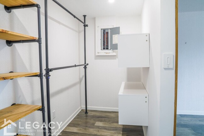 Building Photo - Updated Eastside Home