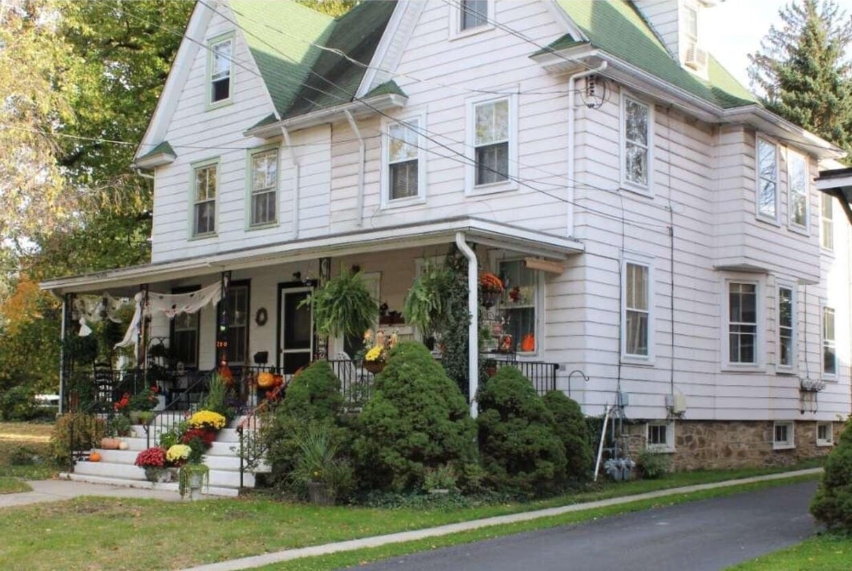 Primary Photo - 210 W Maple Ave