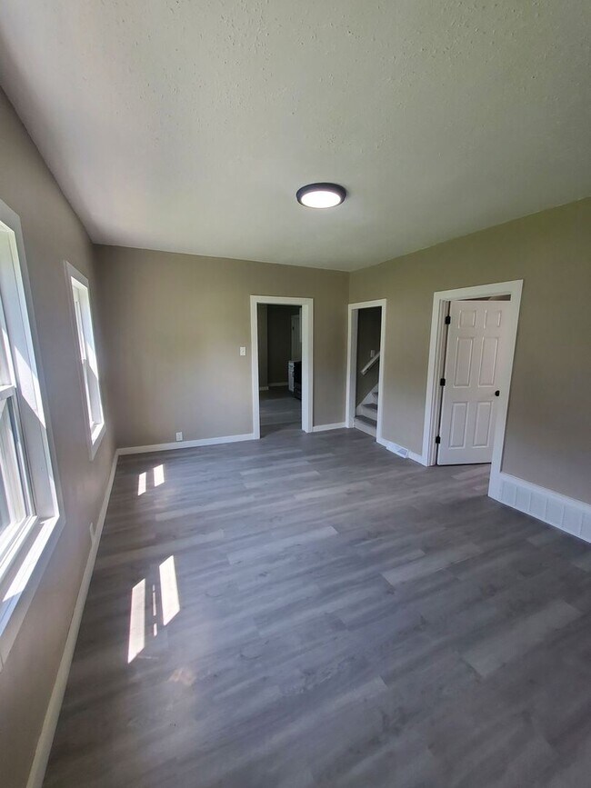 Building Photo - 4 Bedroom Single Family