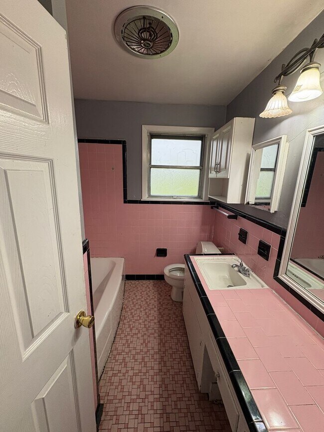 Building Photo - Southern Hills!!