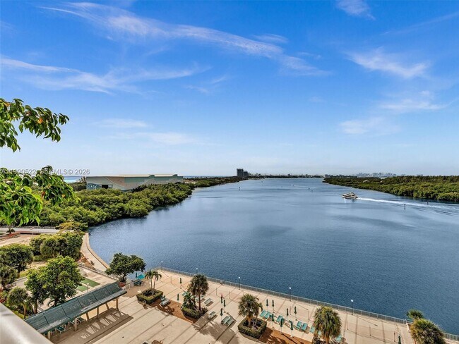 Foto del edificio - 300 Bayview Dr