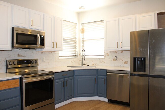 Foto del edificio - Spacious 2BR Home | Updated Finishes, Pool Access, 2-Car Garage