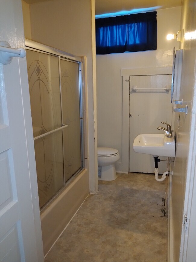 Upstairs bathroom - 409 Michigan St