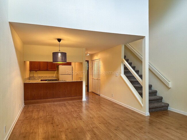 Building Photo - Beautiful 2 bedroom 2 bathroom top unit co...