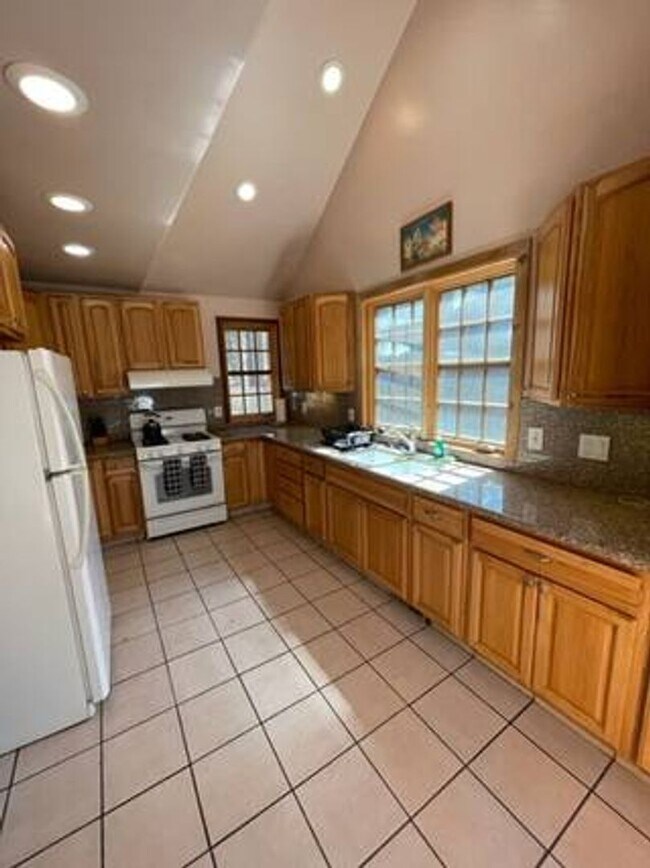 Foto del edificio - 3BD knotty pine home, available 1/2/2026 f...
