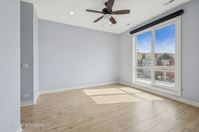 Foto del edificio - 1441 N California Ave