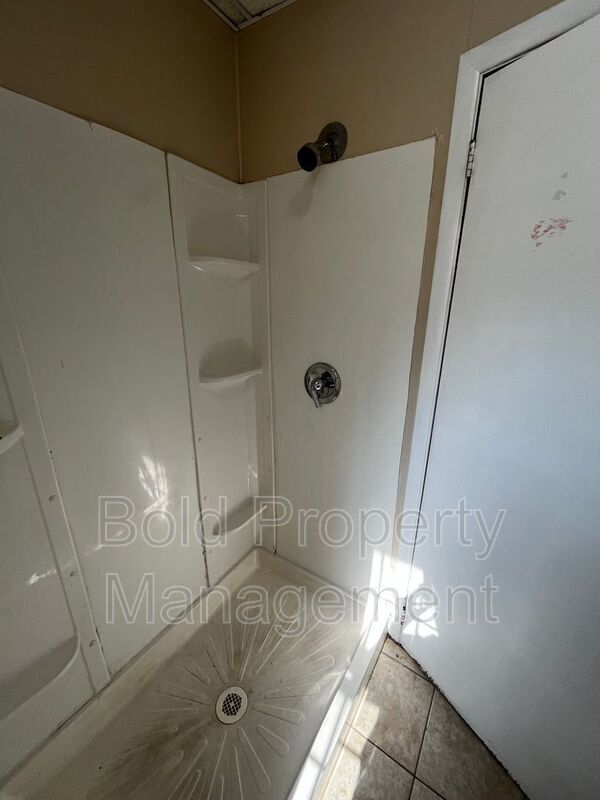 Foto del edificio - 231 W Greenwich St