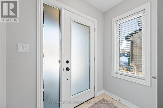 Photo du bâtiment - 70 Hawkins Dr