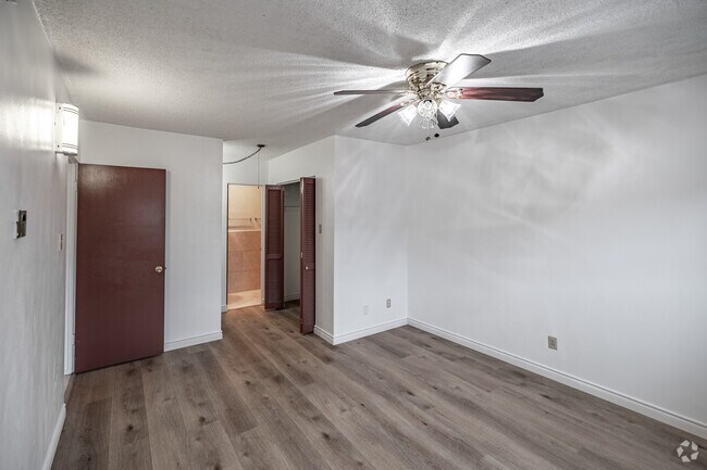 2 habitaciones, 2 baños - 950 pies cuadrados - Dormitorio principal - Dale Terrace