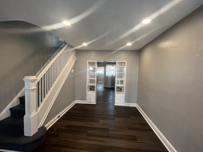 Building Photo - 1003 Bonaparte Ave