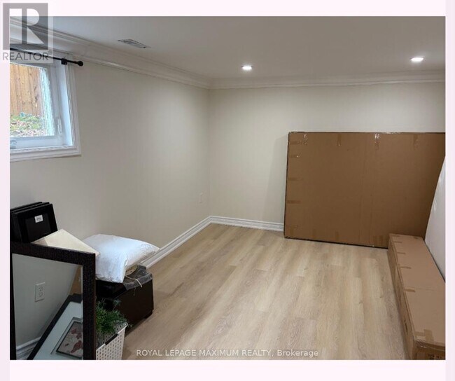 Building Photo - 121 Bolton Ave