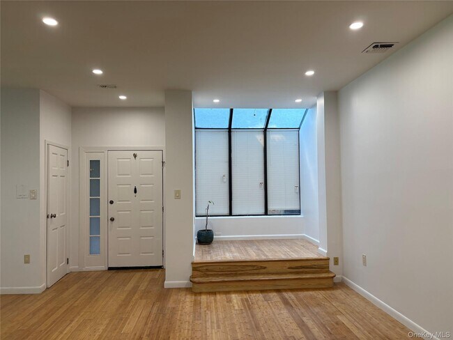 Foto del edificio - 130 S Middle Neck Rd