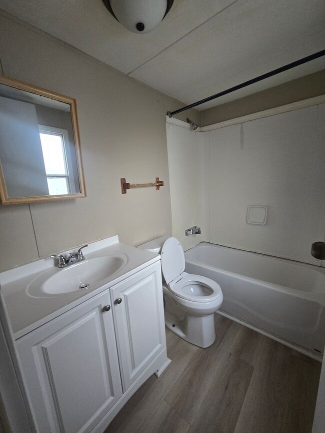 Building Photo - 3 bedroom, 2 bath Mobile Home in Yorktowne