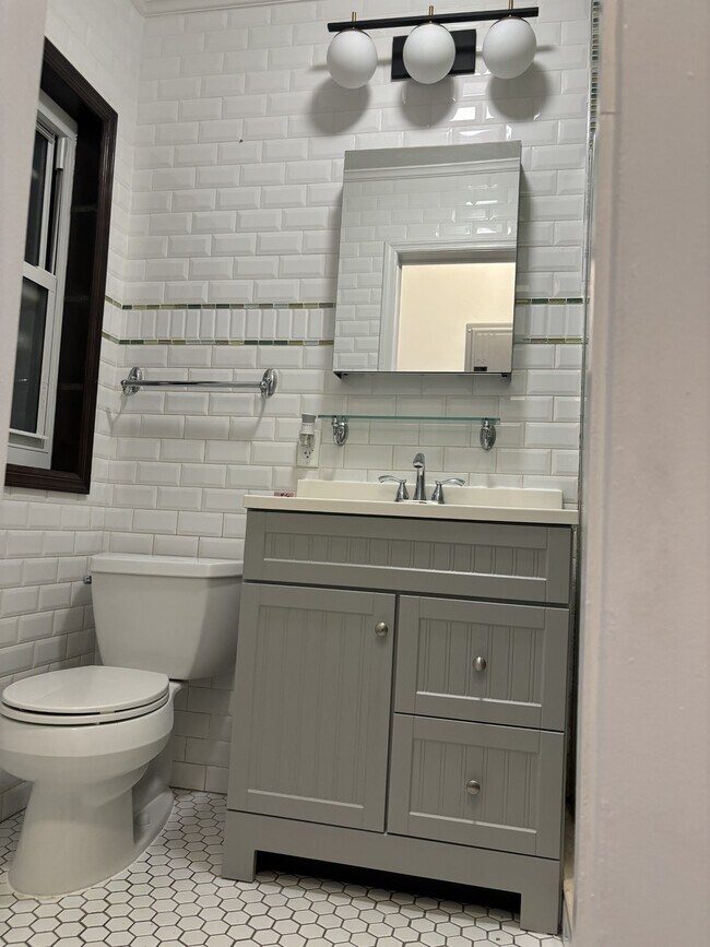 Foto del edificio - 1783 E 14th St