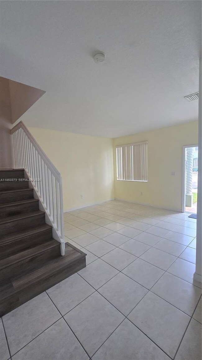 Building Photo - 1523 SE 24th Ct