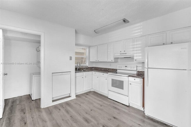 Building Photo - 1451 NW 20th Ct