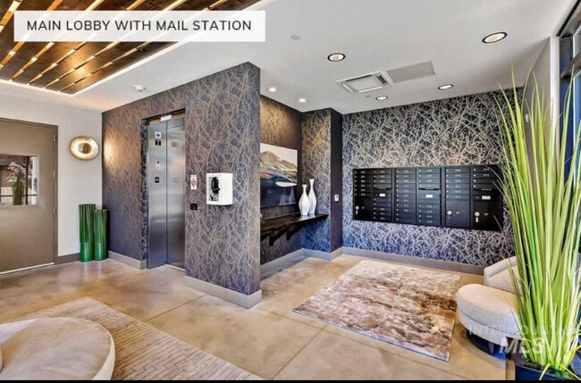 Lobby - 880 W River St