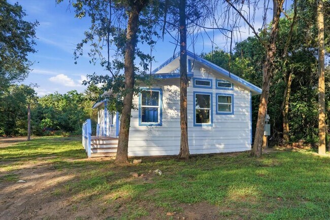 Building Photo - 877 Yaupon Dr