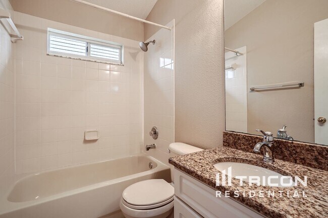 Foto del edificio - 557 Lake Cypress Cir