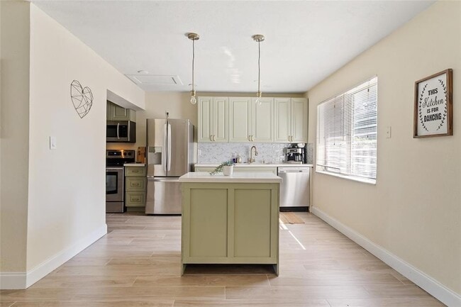 Building Photo - 20 NE 17th Ave