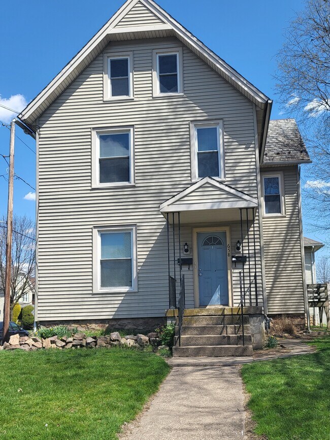 Building Photo - 658 7th Ave